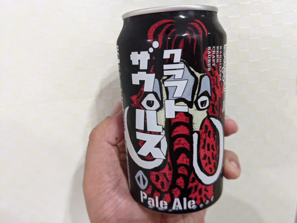 「クラフトザウルスペールエール」を手で持っている