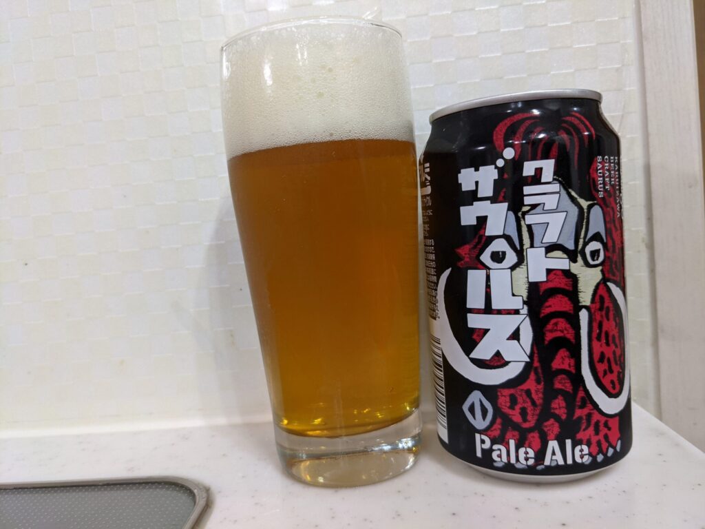グラスに注がれた「クラフトザウルスペールエール」とその缶