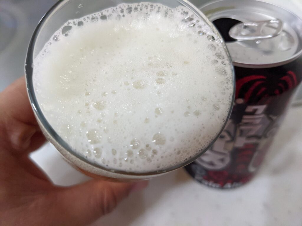 「クラフトザウルスペールエール」を飲むところ