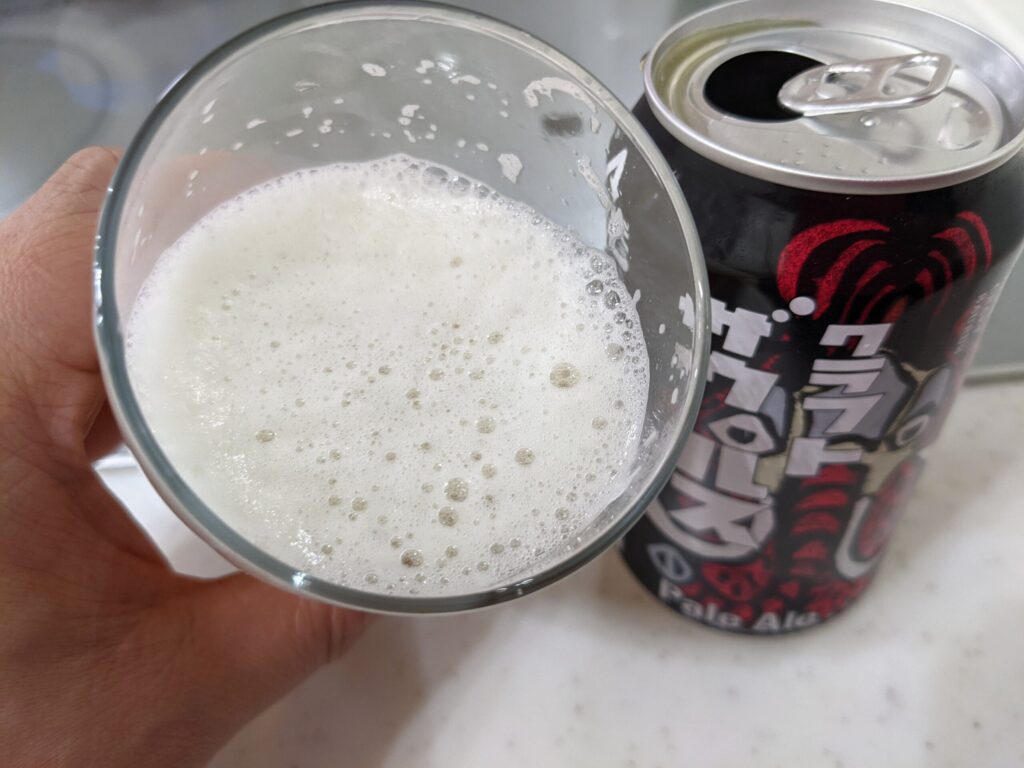「クラフトザウルスペールエール」を一口飲んだところ