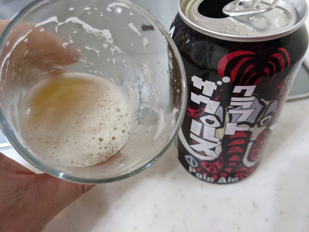 残り4割程のグラスに入った「クラフトザウルスペールエール」