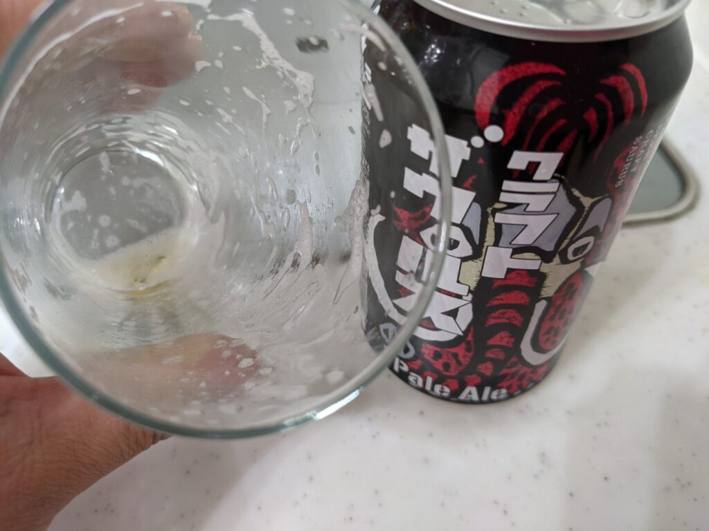 グラスに入った「クラフトザウルスペールエール」を飲み終えたところ