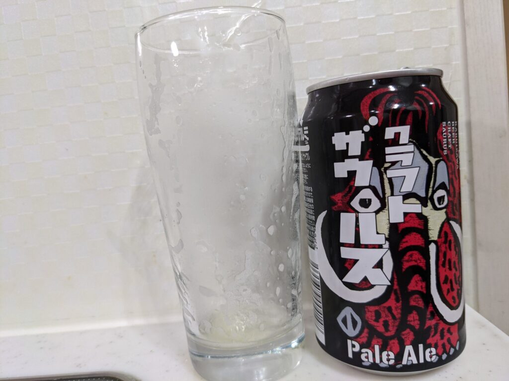 「クラフトザウルスペールエール」を飲み終えたグラスとその空き缶