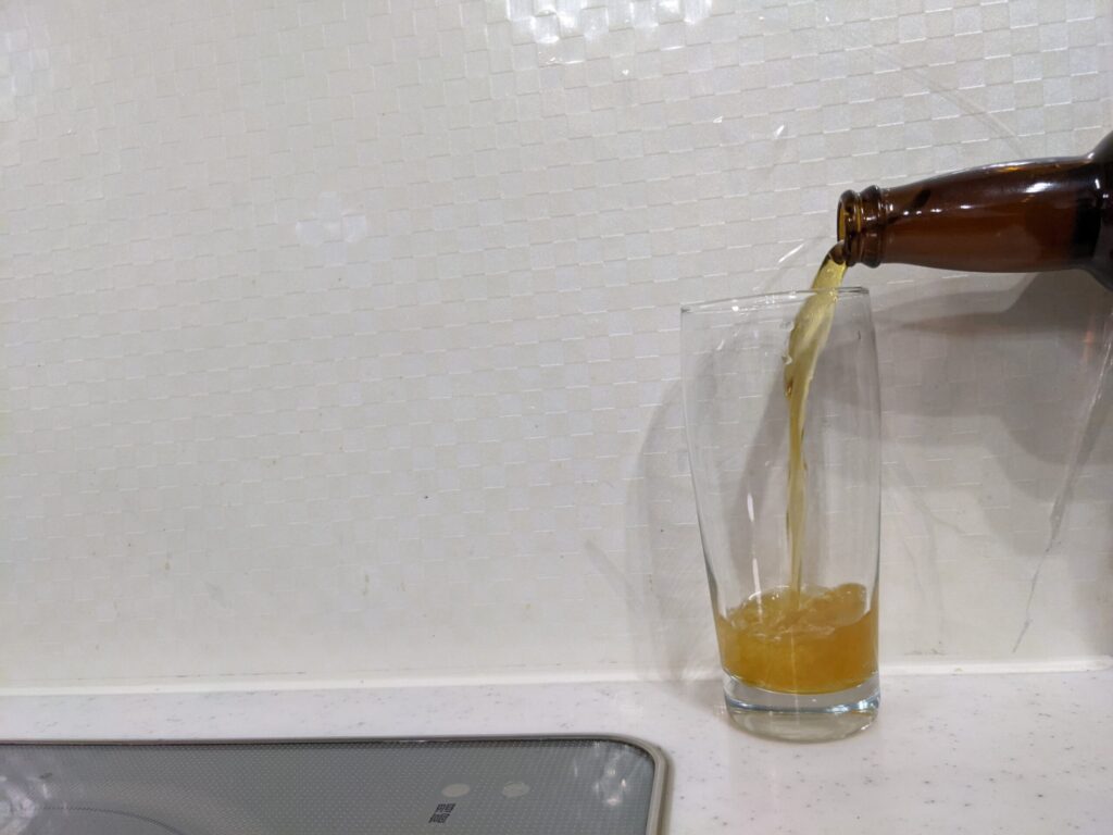 グラスに「日光いろはビール」を注いでいる