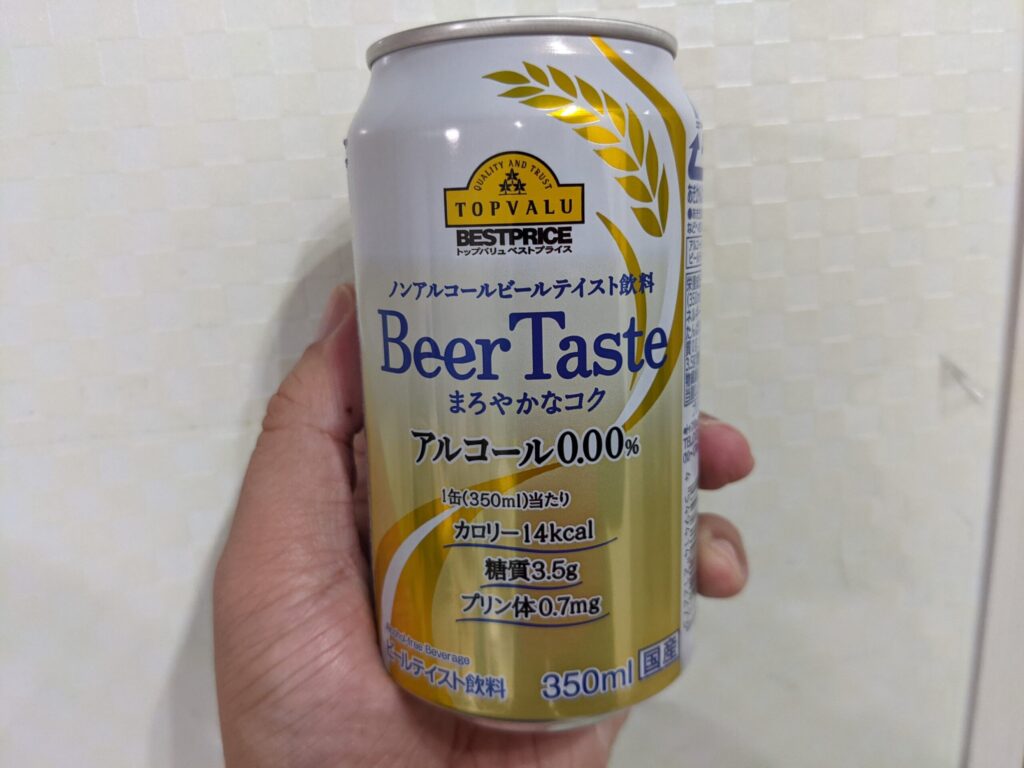 トップバリュ「Beer Taste（ビアテイスト）」を手で持っている