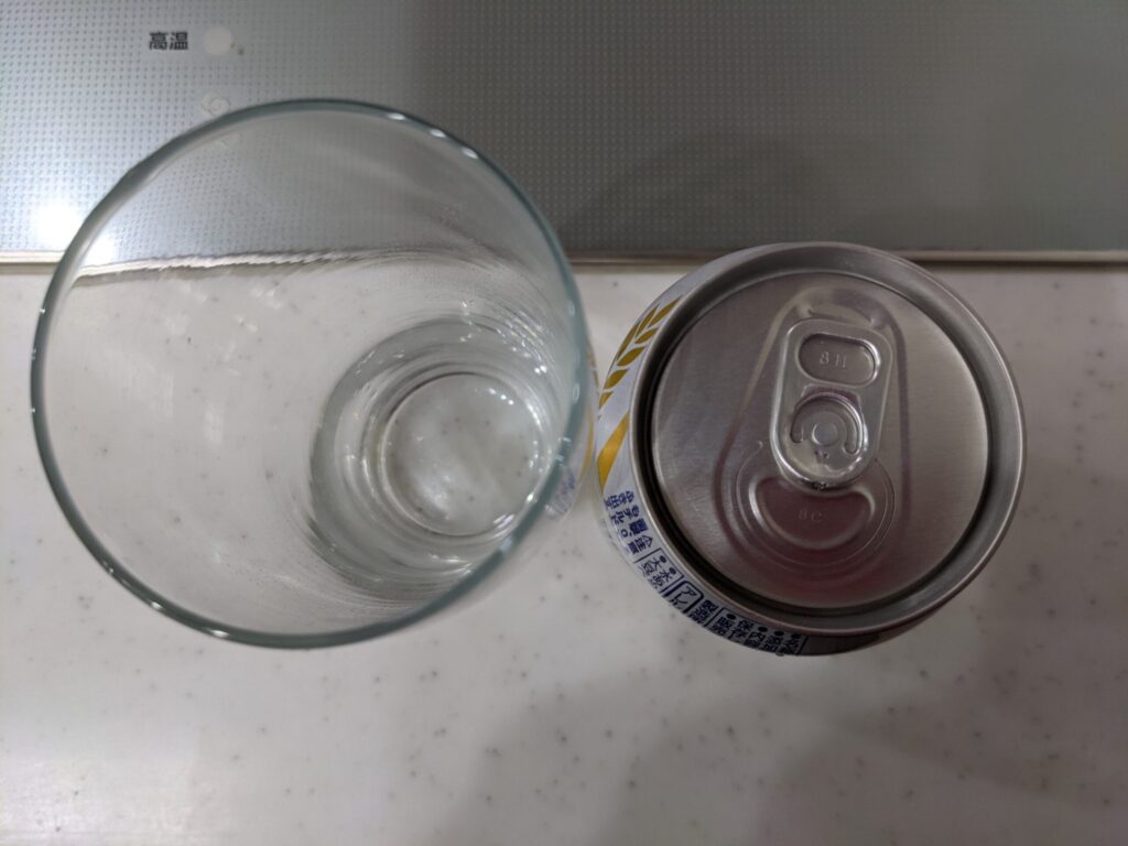 上から見たグラスと缶のトップバリュ「Beer Taste（ビアテイスト）」