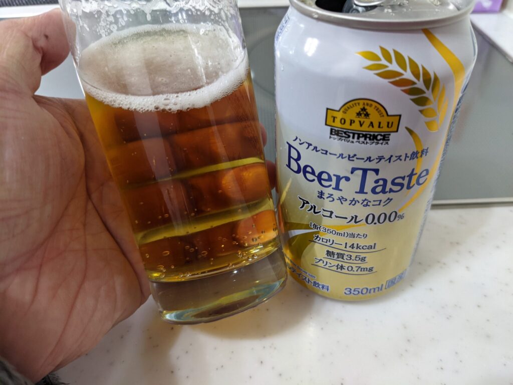残り6割程のグラスに入っているトップバリュ「Beer Taste（ビアテイスト）」