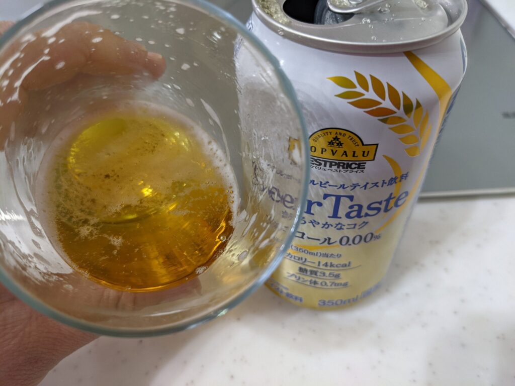 残り4割程のグラスに入っているトップバリュ「Beer Taste（ビアテイスト）」