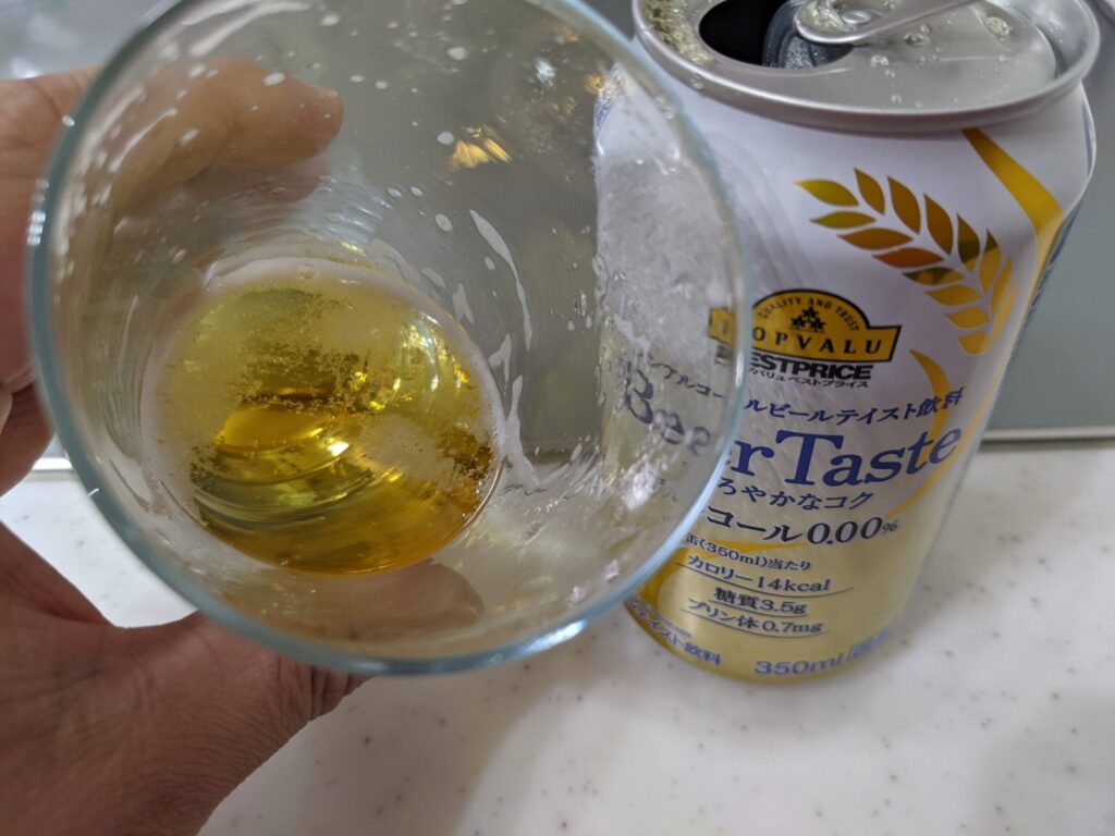 残り2割程のグラスに入っているトップバリュ「Beer Taste（ビアテイスト）」