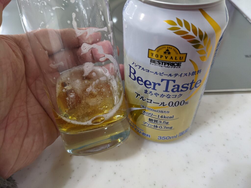 残り一口程度のグラスに入っているトップバリュ「Beer Taste（ビアテイスト）」