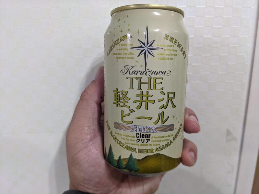 缶の「軽井沢ビールClear(クリア)」を手で持っている