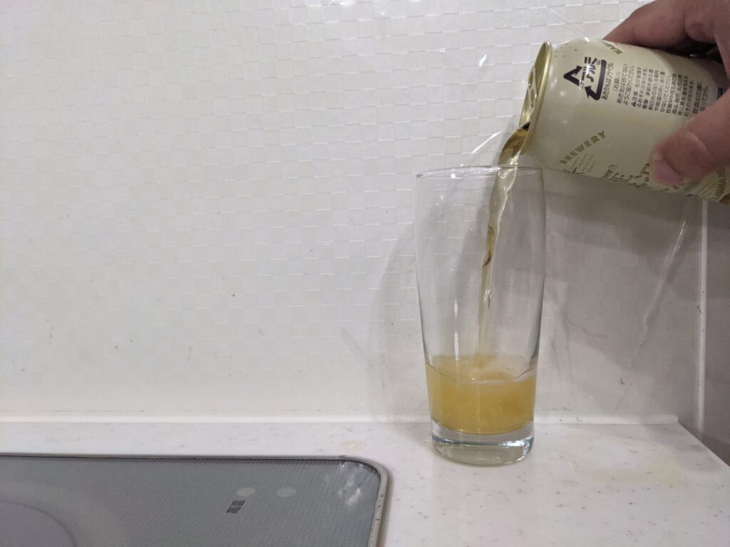 グラスに缶の「軽井沢ビールClear（クリア）」を注いでいるところ