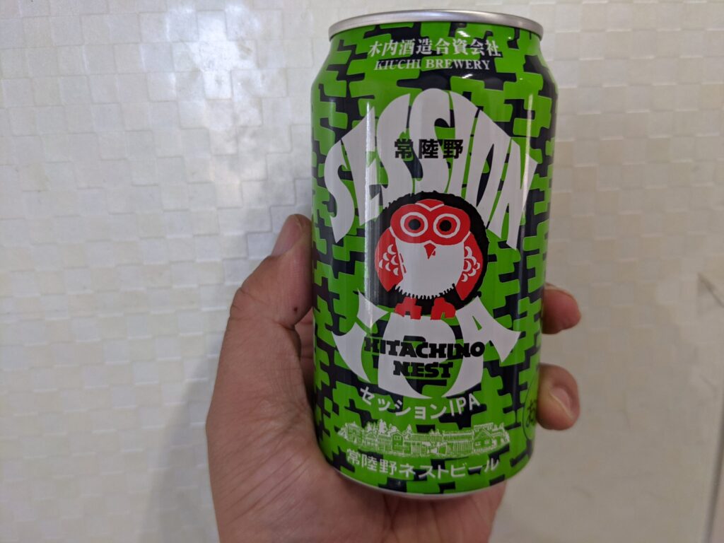 缶の「常陸野ネストセッションIPA」を手で持っている