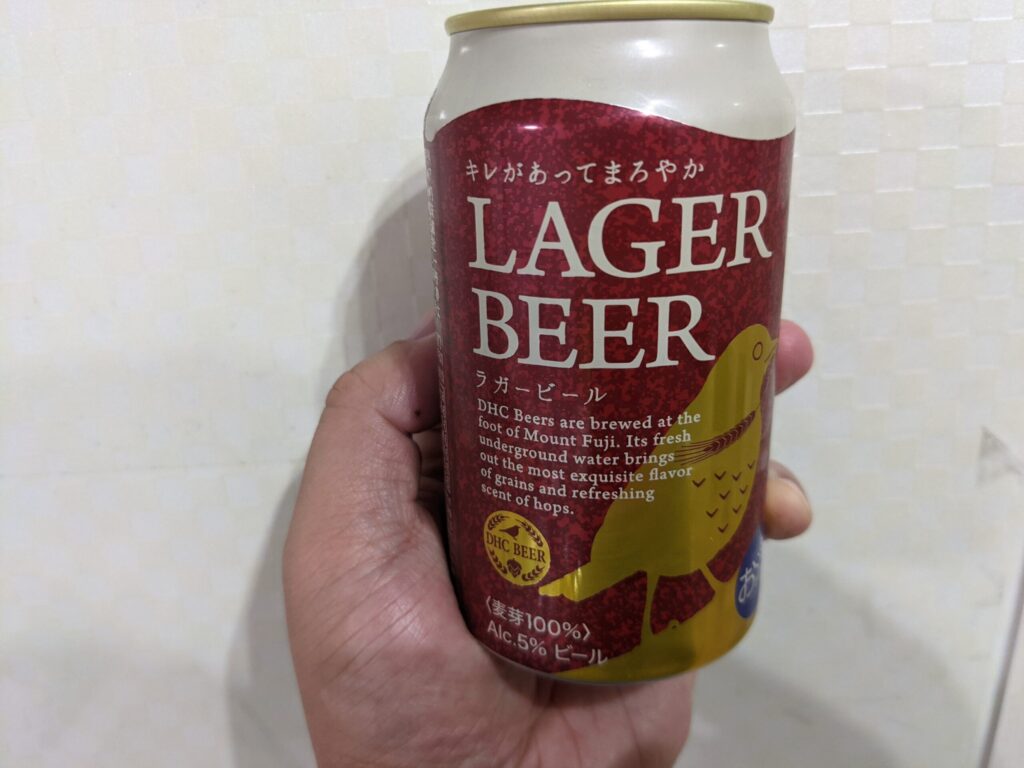 「DHCラガービール」を手で持っている