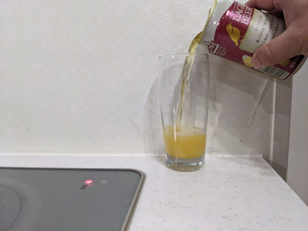 グラスに「DHCラガービール」を注ぐ