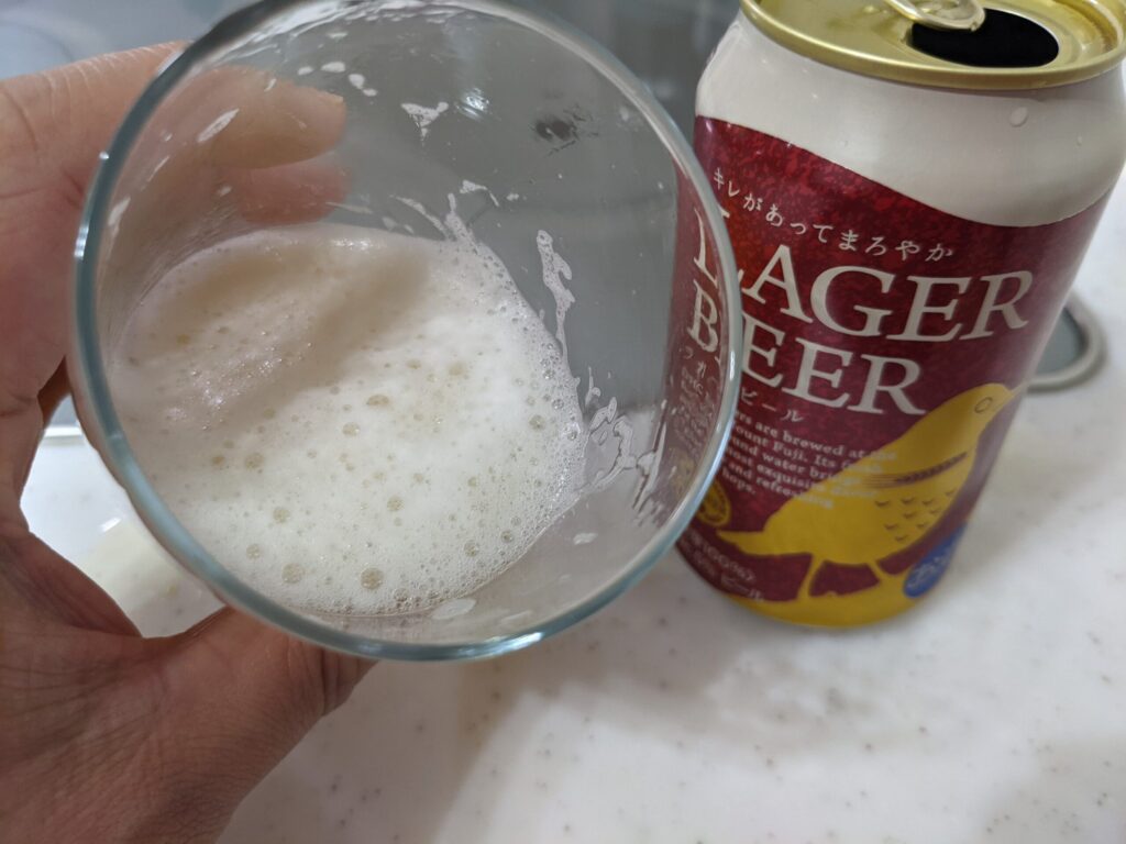 残り4割程のグラスに入った「DHCラガービール」
