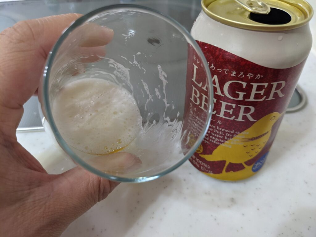 残り1割程のグラスに入った「DHCラガービール」