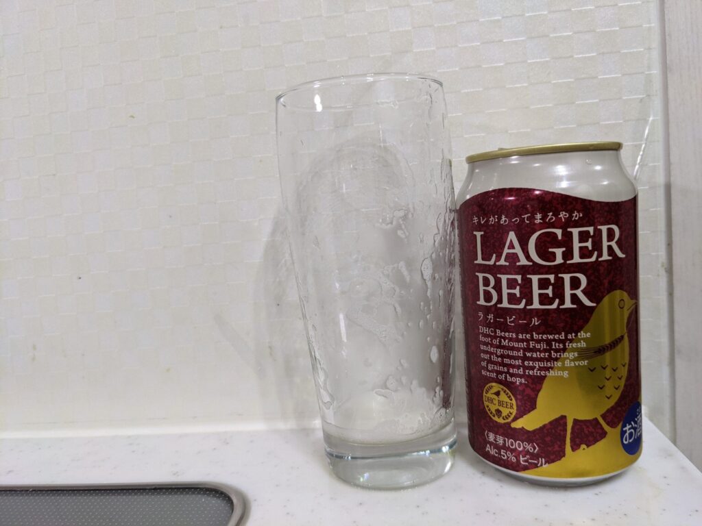 「DHCラガービール」を飲み終えたグラスとその空き缶