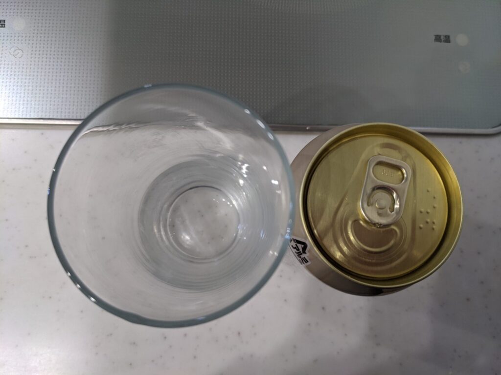 上から見たグラスと缶の「DHCゴールデンマイスター（無濾過）」