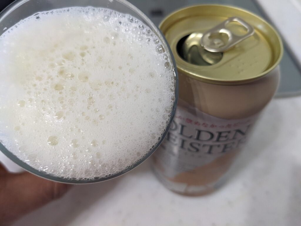「DHCゴールデンマイスター（無濾過）」を飲むところ