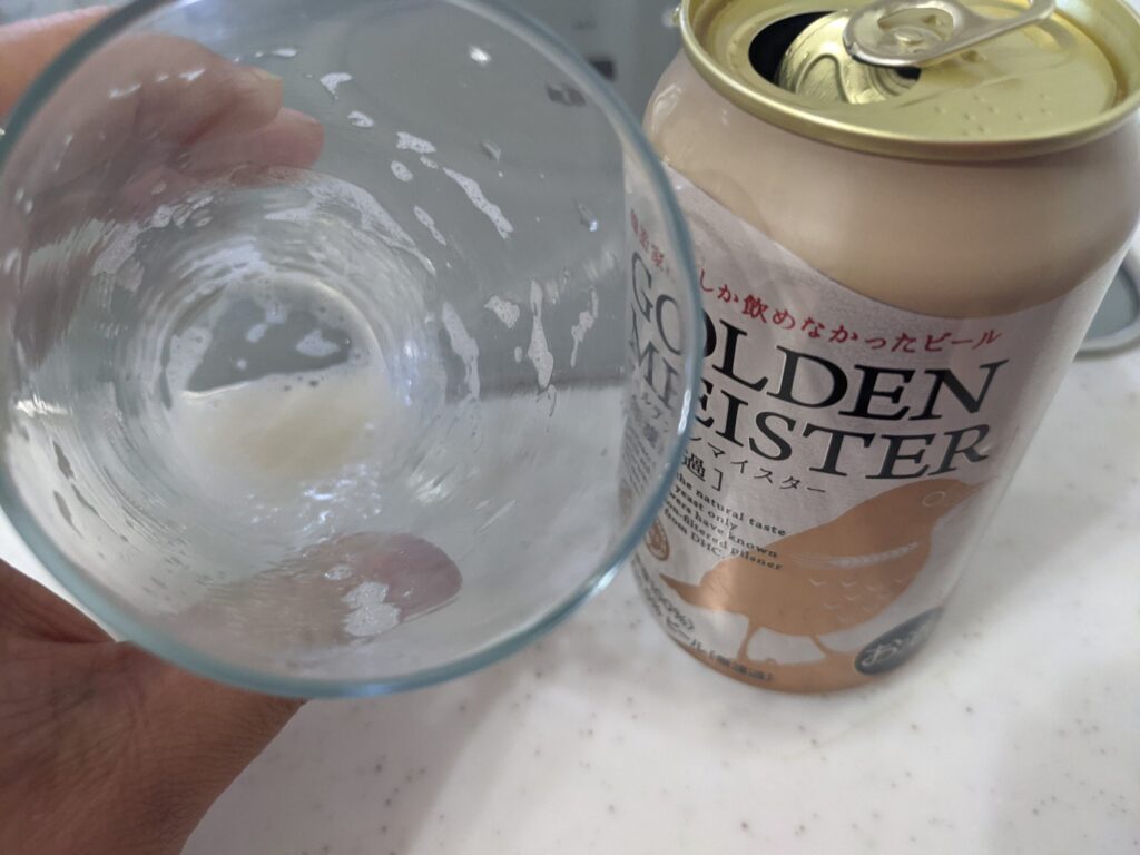 グラスに入った「DHCゴールデンマイスター（無濾過）」を飲み終えたところ