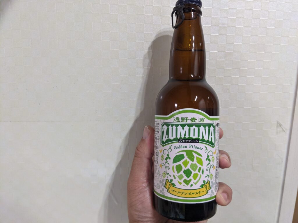 「ズモナビールゴールデンピルスナー」を手で持っている