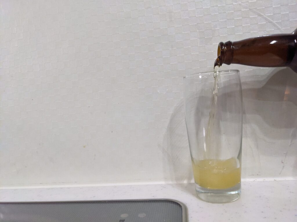グラスに「ズモナビールゴールデンピルスナー」を注いだところ