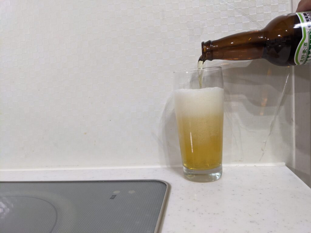 グラスに7割程「ズモナビールゴールデンピルスナー」を注いだところ
