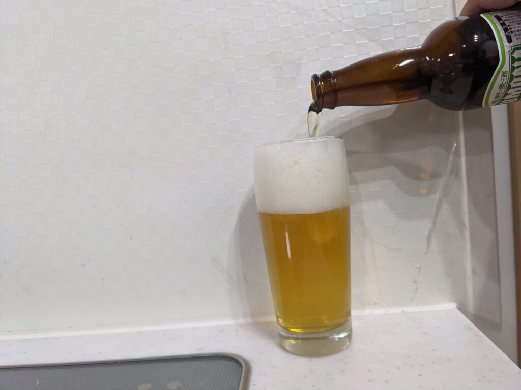 グラスいっぱいに「ズモナビールゴールデンピルスナー」を注いだところ