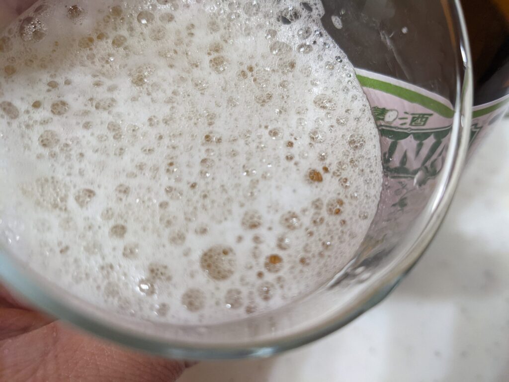 「ズモナビールゴールデンピルスナー」を一口飲んだところ
