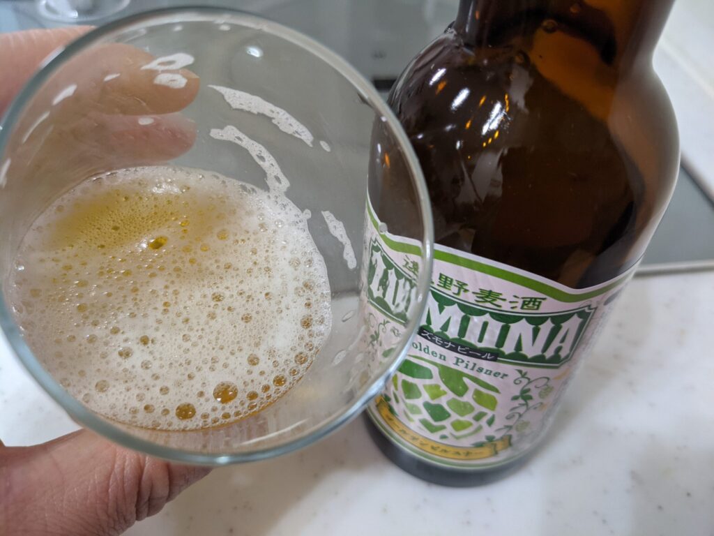 残り半分程のグラスに入った「ズモナビールゴールデンピルスナー」