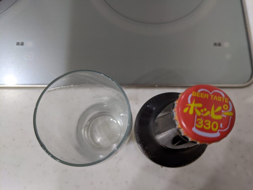 上から見たグラスと瓶の「ホッピー」
