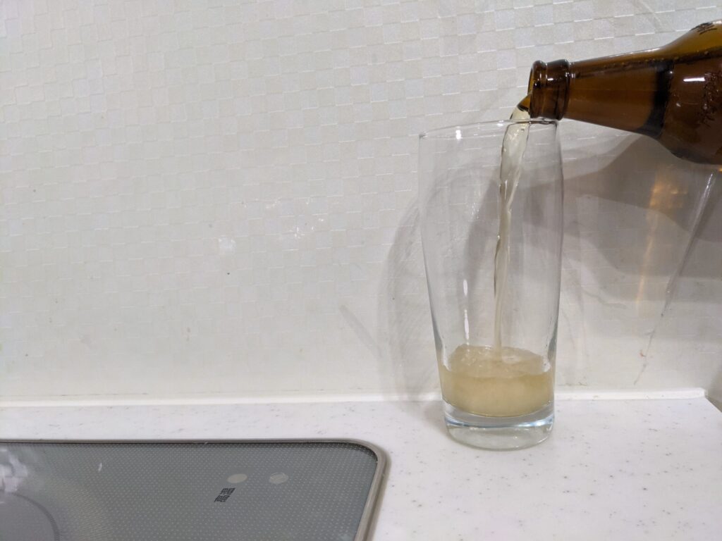 グラスに「ホッピー」を注いだところ