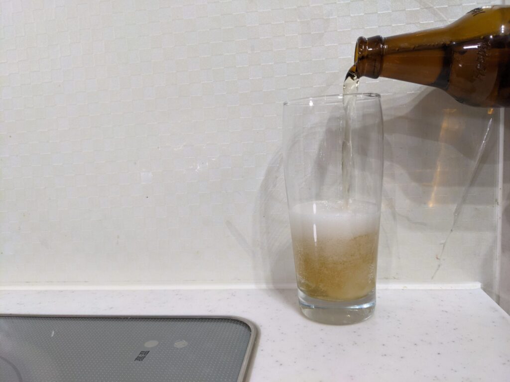 グラスに3割程「ホッピー」を注いだところ