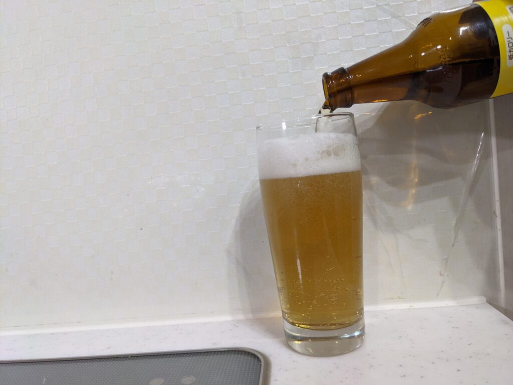 グラスに9割程「ホッピー」を注いだところ