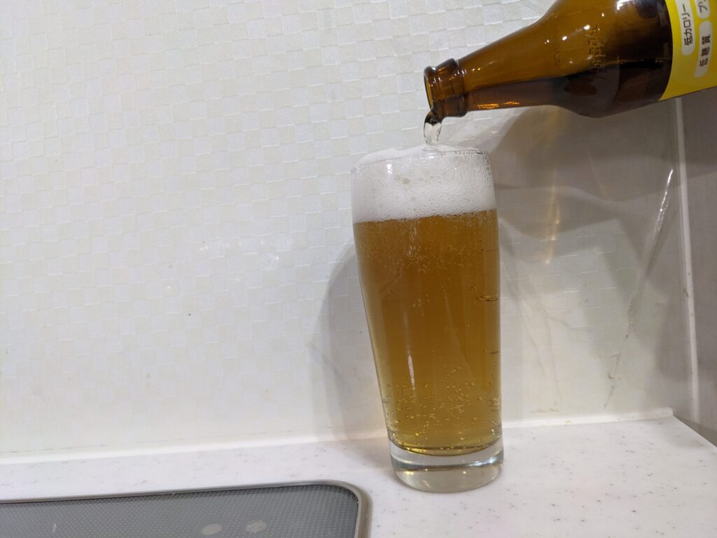 グラスいっぱいに「ホッピー」を注いだところ
