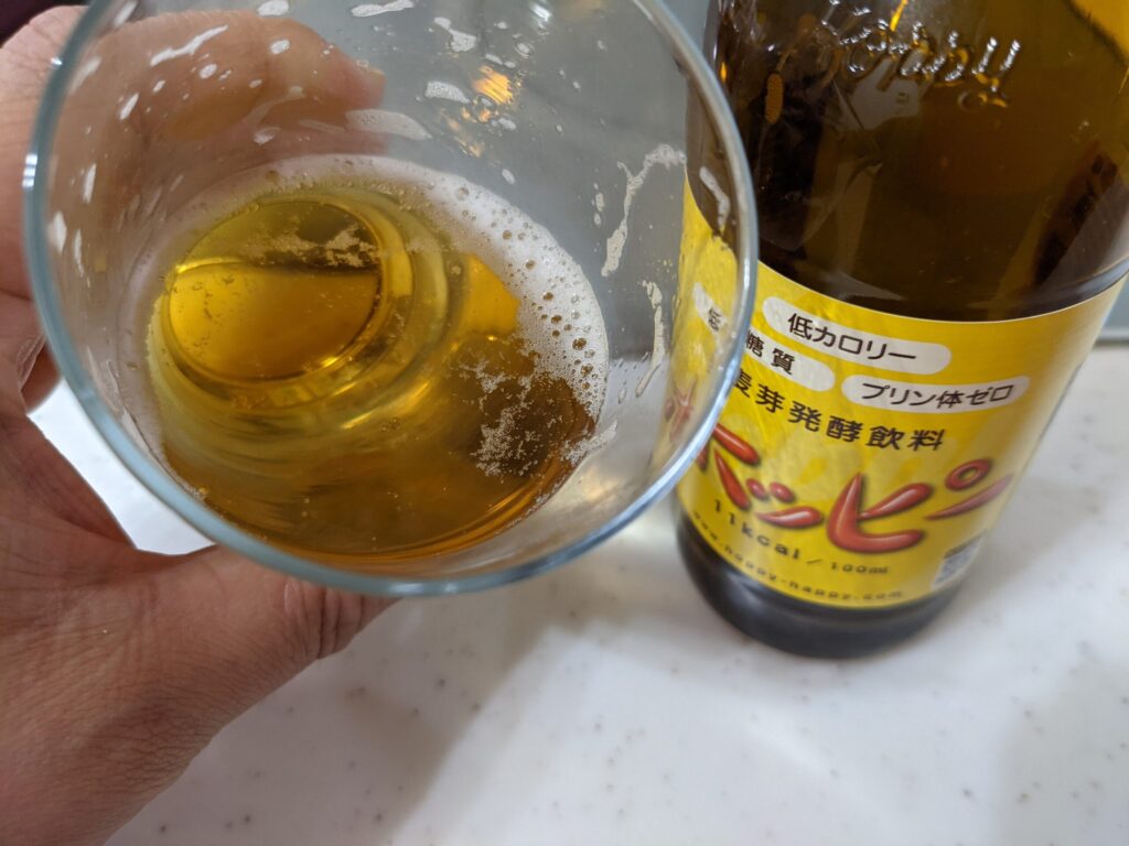 残り半分程のグラスに入った「ホッピー」