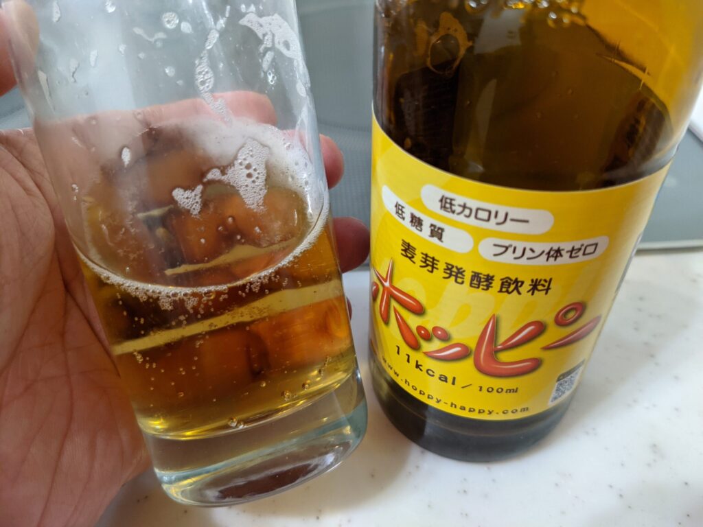 グラスに入った残り3割程の「ホッピー」