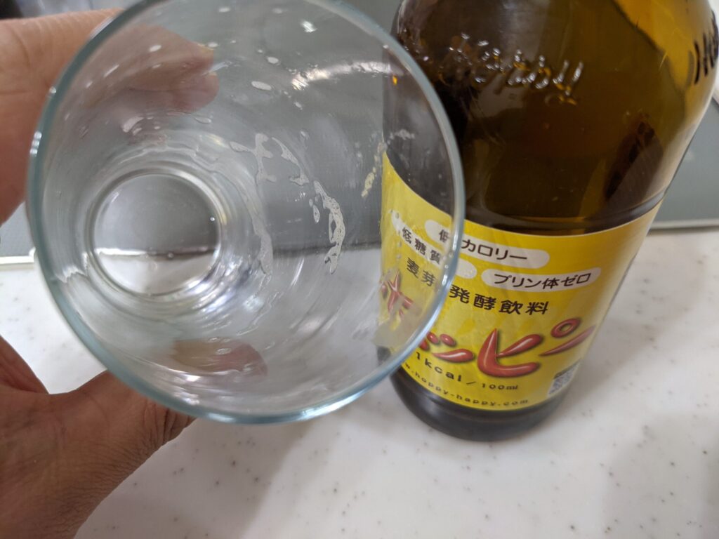 グラスに入った「ホッピー」を飲み終えたところ