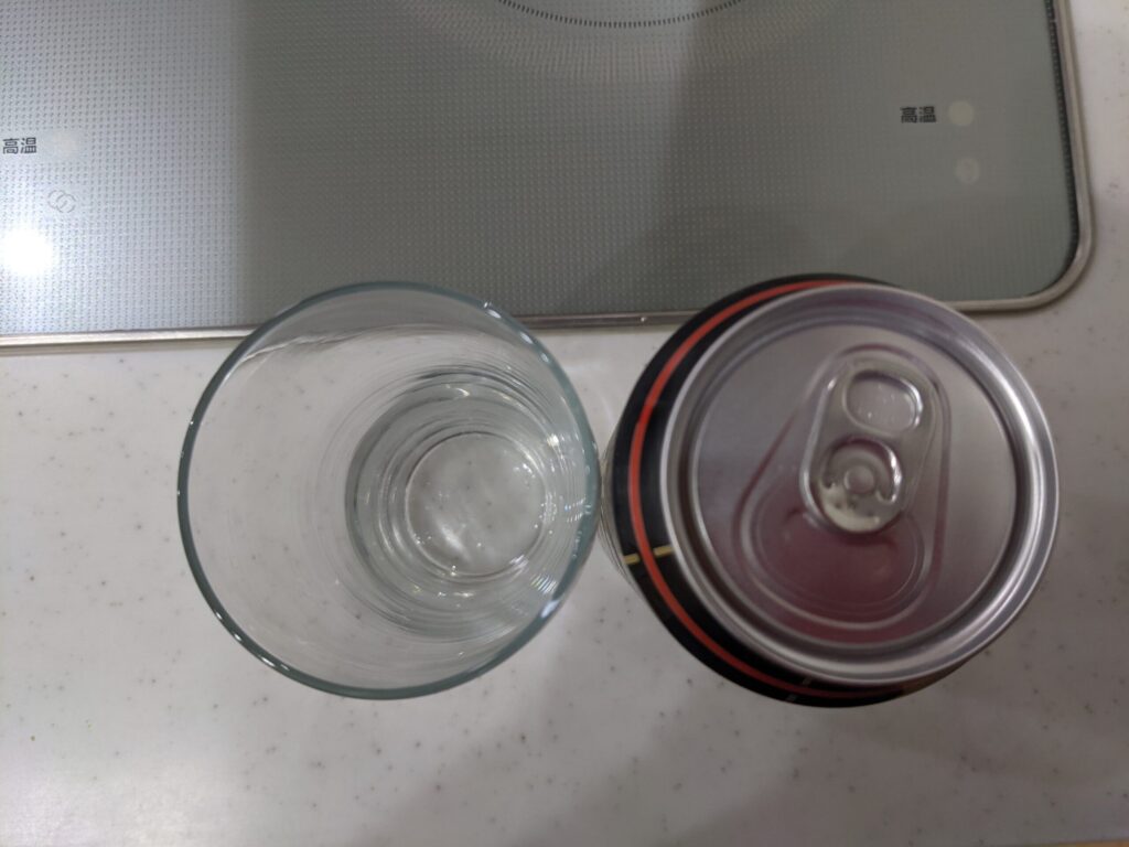 上から見たグラスと缶の「エッティンガーシュヴァルツ」