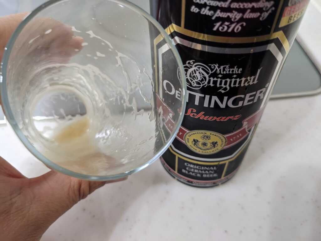 グラスに入った「エッティンガーシュヴァルツ」を飲み終えたところ