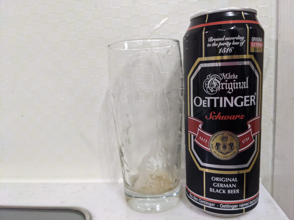 「エッティンガーシュヴァルツ」を飲み終えたグラスとその空き缶