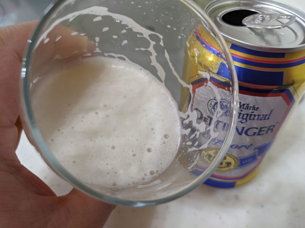 再度グラスに入った「エッティンガーエクスポルト」を飲むところ