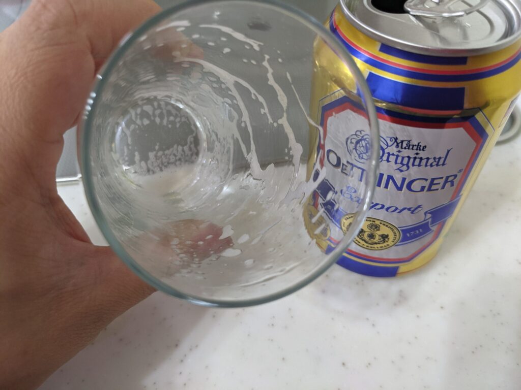 グラスに入った「エッティンガーエクスポルト」を飲み終えたところ