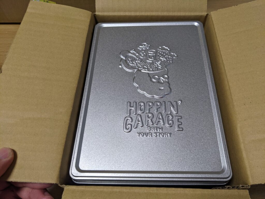 段ボールを開けたところ