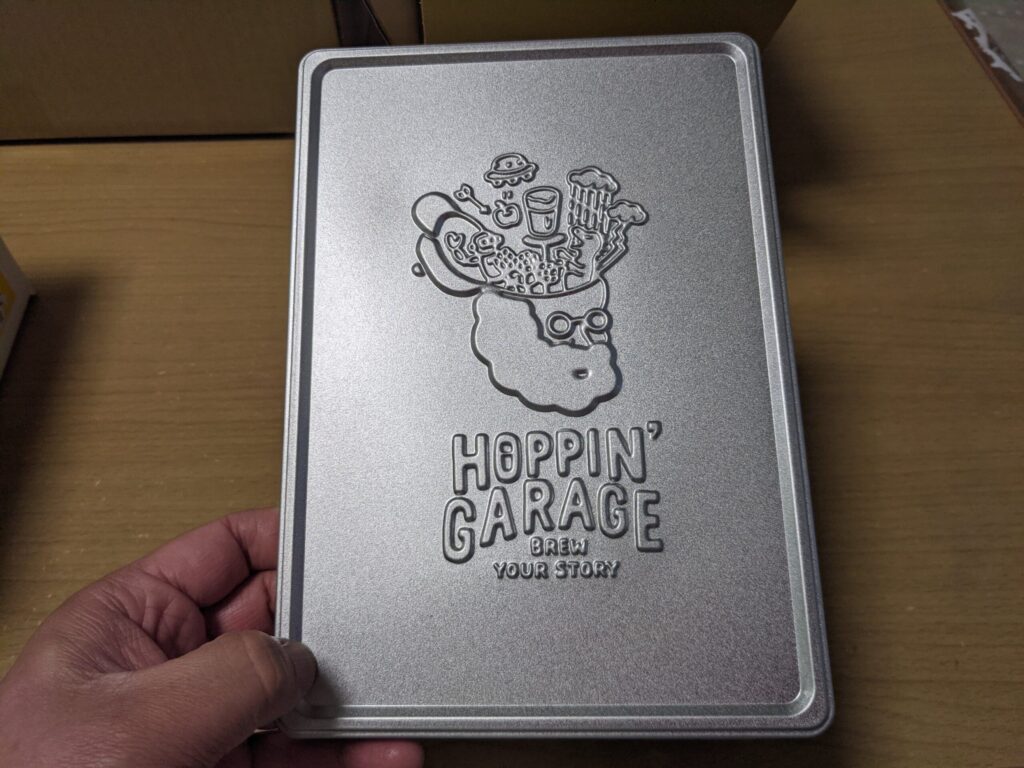 段ボールの中からホッピンガレージの箱を取り出したところ