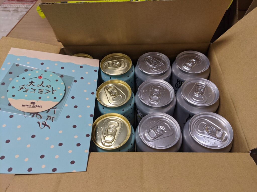 段ボールを開けて届いたビールを確認しているところ
