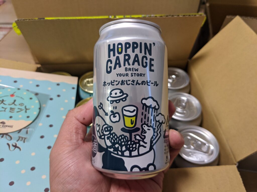 ほっぴんおじさんのビールを手で持っているところ