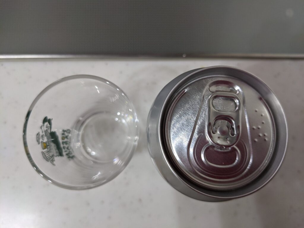 上から見た「ホッピンおじさんのビール」とグラス