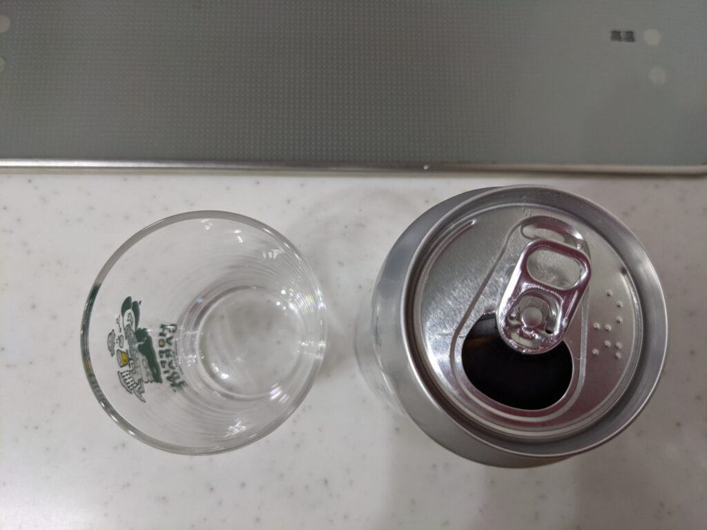缶の「ホッピンおじさんのビール」を開けたところ
